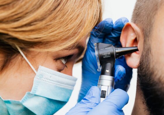 Mężczyznau lekarza na badaniu słuchu